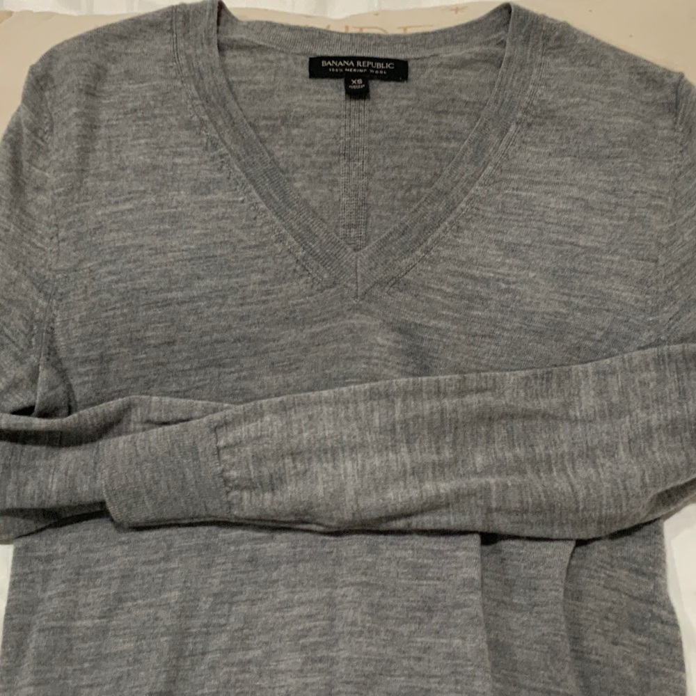 Banana Republic Women’s Gray V-Neck Sweater